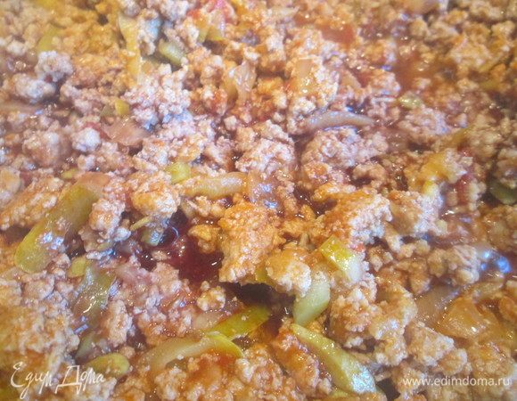 Вливаем красное сухое вино, продолжаем готовить еще 5 минут.