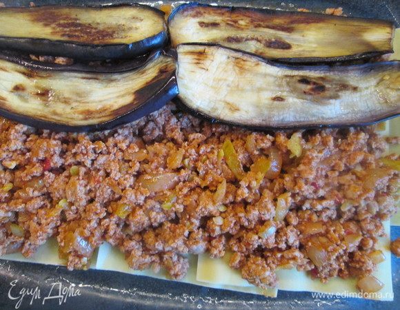 Начинаем собирать лазанью. Листы для нее ошпариваем кипятком или отвариваем (выполняйте инструкцию на упаковке). Мне понадобилось 18 листов. Форму смазываем маслом и укладываем подготовленные листы. Сверху мясной соус, затем запеченные баклажаны.