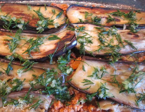 Посыпаем измельченной с чесноком зеленью.