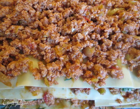 Продолжаем укладывать «башенку», по желанию, поливая соусом Бешамель через несколько слоев и посыпая сыром. 