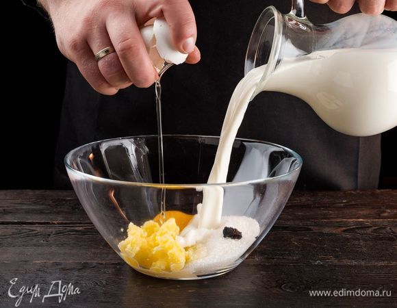 Приготовьте тесто. Для этого в чаше смешайте яйцо, 75 г сахара, семена ванили, соль, молоко и масло сливочное комнатной температуры.