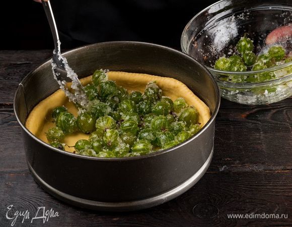 Выложите на тесто крыжовник.