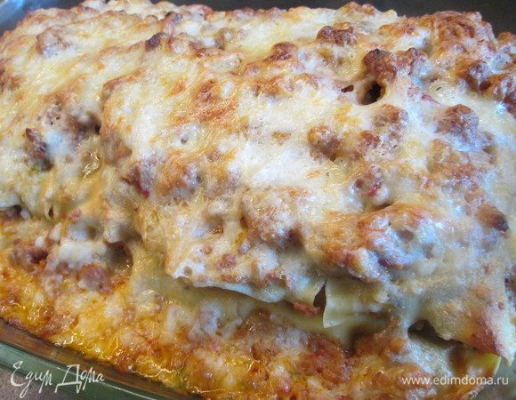 Готовую подрумяненную лазанью вынимаем из духовки.