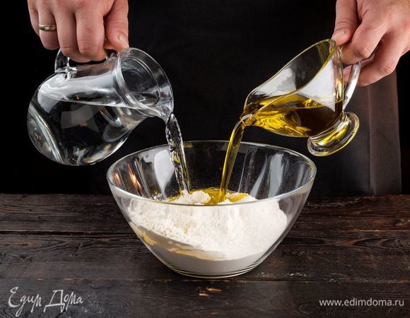 Добавьте 4 ст. л. сахара, оливковое масло, соль, немного теплой воды. Все хорошо перемешайте и вымесите тесто.Оставьте тесто для подъема в теплом месте на 30 минут. 