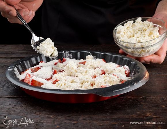 Сверху выложите творог.