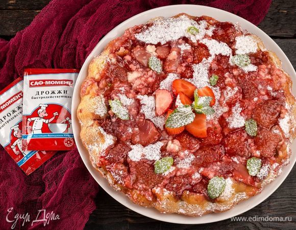 Поставьте пирог в заранее разогретую до 180°С духовку. Выпекайте 40 минут. Украсьте свежей клубникой и мятой. Приятного чаепития!