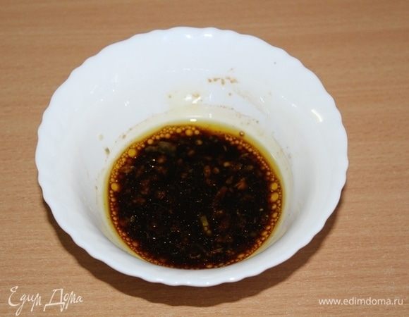 Приготовить соус, смешав все ингредиенты.