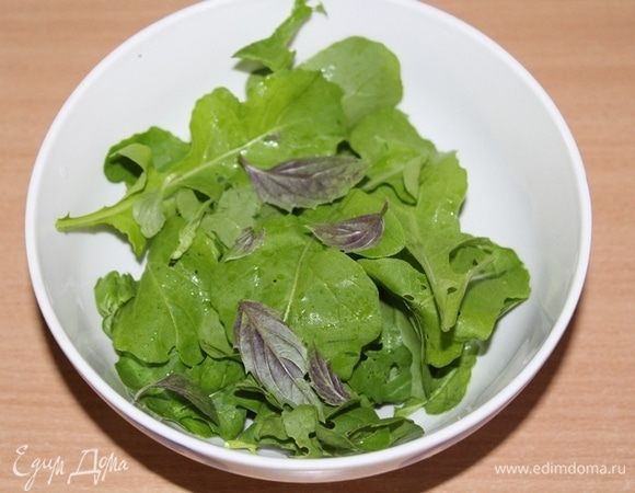 Руколу и листочки базилика помыть, выложить в чашку.