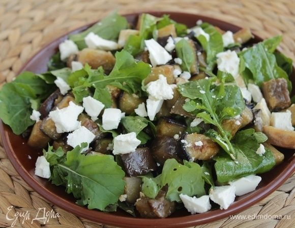 Заправить соусом, перемешать.