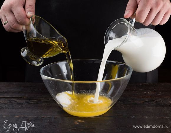 Приготовьте опару. Для этого смешайте теплое молоко и растопленное сливочное масло с оливковым маслом и сахаром. 