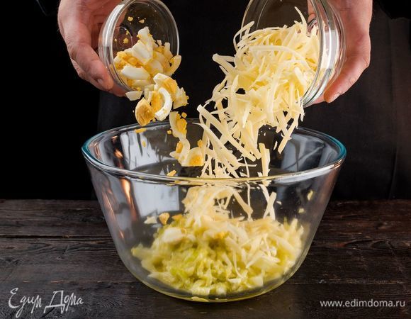 Отварите 1 куриное яйцо и нарежьте кубиками. Твердый сыр натрите на терке. Смешайте начинку.

