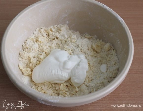 Измельчить масло с мукой в крошку, добавить сметану и замесить тесто.