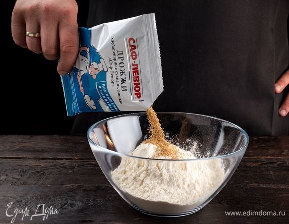 Приготовьте опару. Смешайте теплое молоко, сахар, немного муки и сухие активные дрожжи «САФ-ЛЕВЮР». Оставьте на 15 минут.