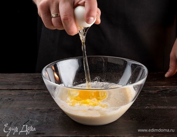 Добавьте куриные яйца, растопленное сливочное масло. Замесите тесто, обомните и поставьте в теплое место на 2 часа. 