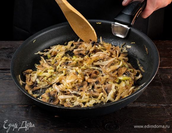 Обжарьте на оливковом масле лук и капусту, добавьте грибы и специи по вкусу. Тушите до готовности, потом остудите.