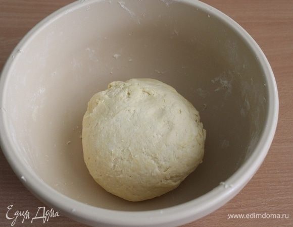 Соберите тесто в шар и отправьте в холодильник на 30 минут.