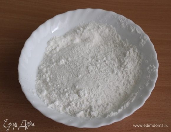 Соедините сахар с крахмалом.