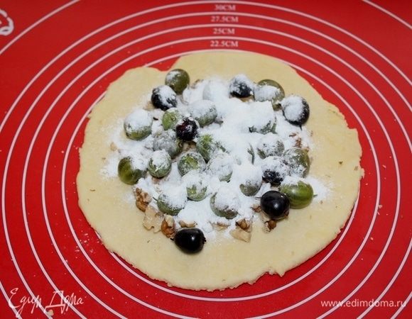 Посыпьте крахмалом с сахаром.