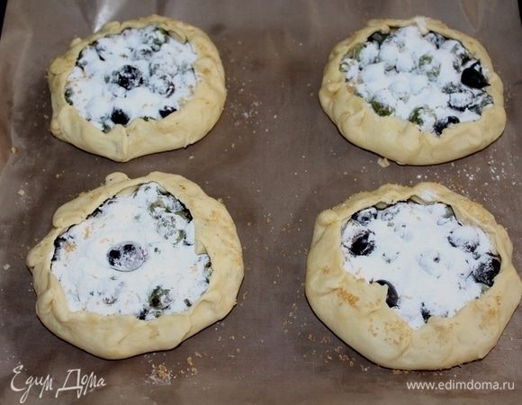 Заверните края. Смажьте желтком. 