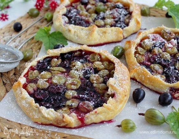 Посыпьте сахарной пудрой.