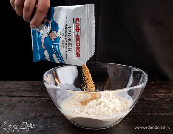 Приготовьте опару. Для этого в теплое молоко добавьте сахар, слив. масло и сухие активные дрожжи «САФ-ЛЕВЮР». Размешайте и оставьте на 15 минут в теплом месте. По истечении времени добавьте остальную муку и замесите тесто.