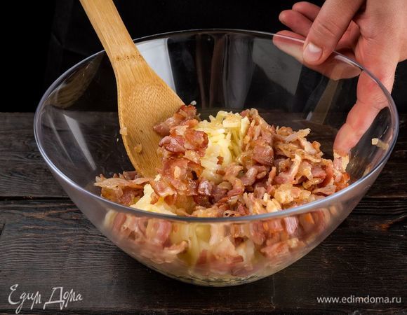 Смешайте картофельное пюре с поджаренным луком и беконом.