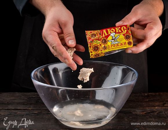 Приготовьте тесто. Для этого соедините растопленное сливочное масло, сахар, соль и теплое молоко, немного муки. Прессованные дрожжи «Люкс Экстра» растворите в воде и добавьте в опару. Перемешайте. Оставьте опару на 15 минут.