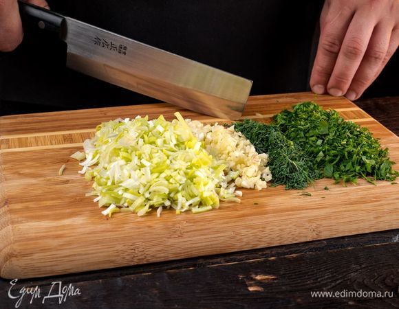 Лук-порей нарежьте колечками, чеснок выдавите через пресс, зелень порубите мелко.
