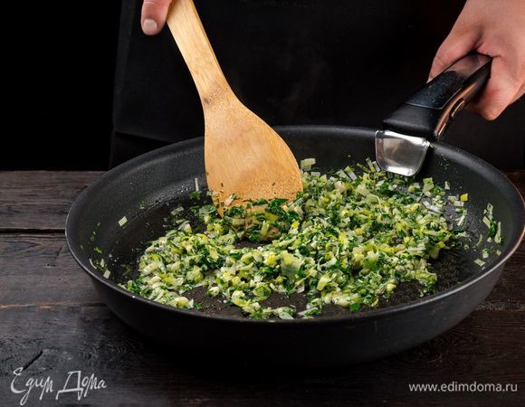 Поджарьте лук-порей на сливочном масле, добавьте чеснок, зелень. Все перемешайте и посолите.