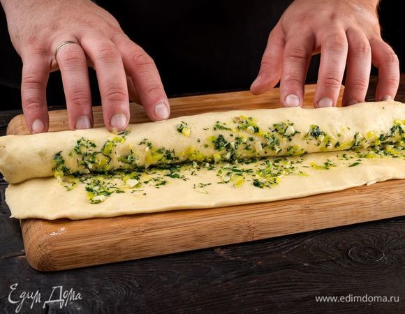 Готовое тесто раскатайте в тонкий пласт, выложите начинку. 