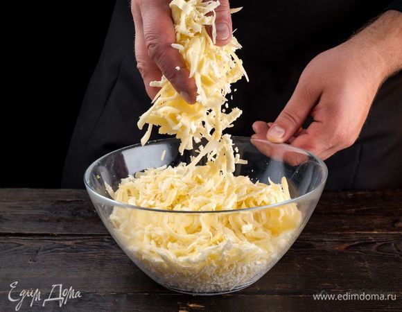 Возьмите сыр сулугуни и имеретинский сыр в равных пропорциях. Натрите на мелкой терке.