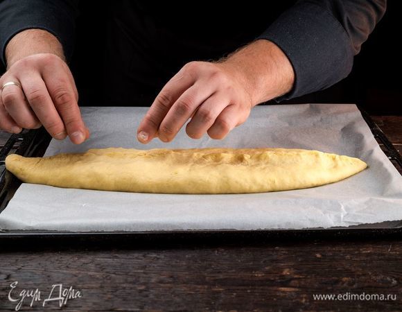 Защипните края, формируя «лодочку», переверните швом вниз.