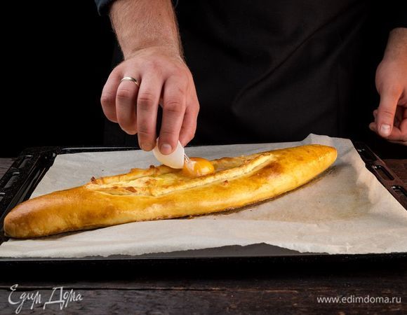 Выпекайте хачапури до золотистой корочки. За 5 минут до готовности добавьте желток.