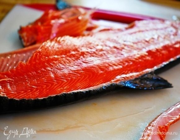 Нерку разделываем на филе, удаляем кости и голову (кожицу сохраняем). Посыпаем молотым перцем. 