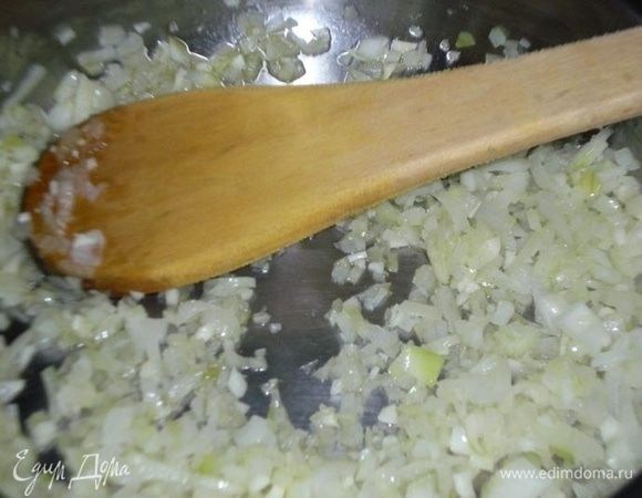 Лук чистим, мелко режем и обжариваем на сливочном масле.