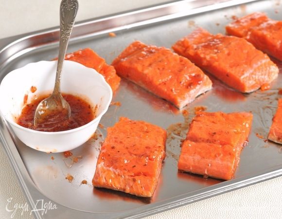 Поливаем филе нерки соусом. Оставляем минут на 10 промариноваться.