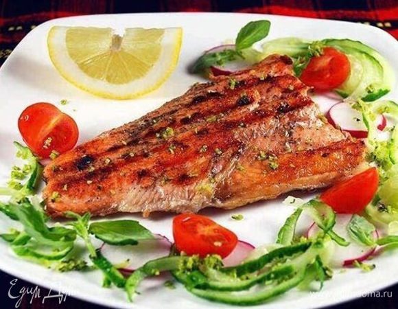 Вкуснейшая рыбка готова!  Выкладываем обжаренный лук на уже готовую запеченную рыбку для придания сладко-сливочного вкуса )) Приятного аппетита!