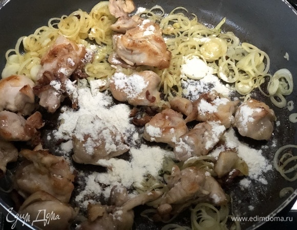 Лук-шалот нарезать тонкими кольцами. Чеснок — тонкими пластинками. Цукини — брусочками. В сковороде разогреть оливковое масло и быстро обжарить кусочки кролика на большом огне до золотистой корочки. Переложить в отдельную чашку. В этой же сковороде слегка обжарить лук-шалот и чеснок. Вернуть отложенные кусочки мяса, посыпать мукой и жарить все вместе еще 5 минут. При этом огонь уменьшаем до минимума и не забываем все время помешивать!