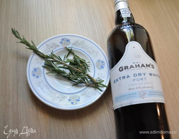 Добавить портвейн и розмарин (предварительно разобрать на соцветия), накрыть крышкой и тушить в течение 20 минут на минимальном огне. Портвейн, опять же, по рекомендации автора, использовала белый сухой. Это для меня стало открытием — раньше всегда считала, что он бывает исключительно десертным, но, оказывается, ошибалась. Полагаю, что подойдет любое другое сухое белое вино.