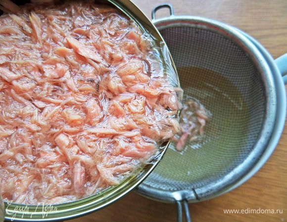 Тунец процедить от жидкости.