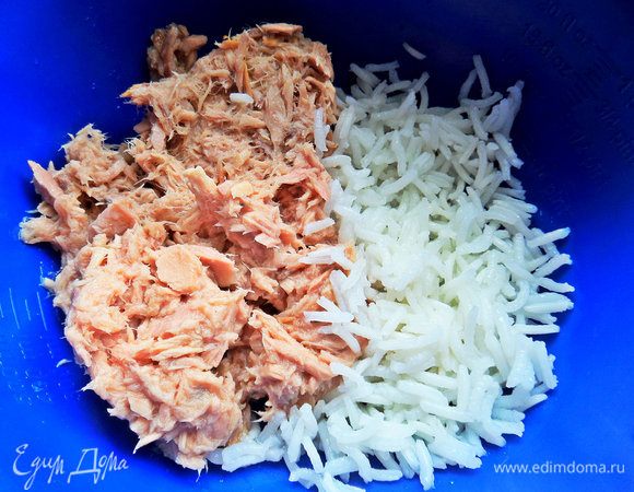 Соединить тунец с рисом.