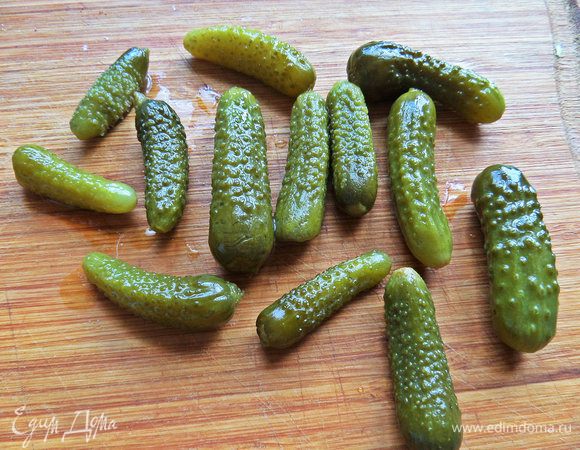 Берем любые маринованные огурцы.