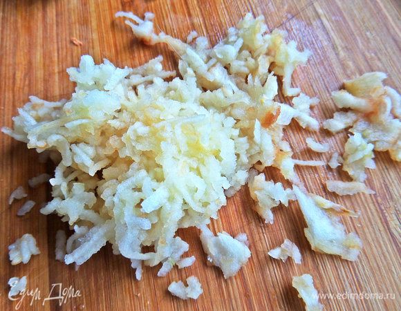 Яблоко очистить, натереть, сбрызнуть лимонным соком.