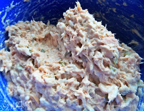 Часть порея можно ввести в основу. Перемешать.