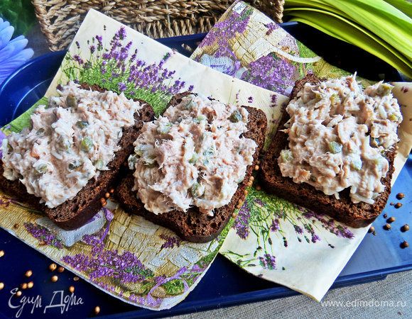 Нанести на ломтики хлеба, сколько хочется. 