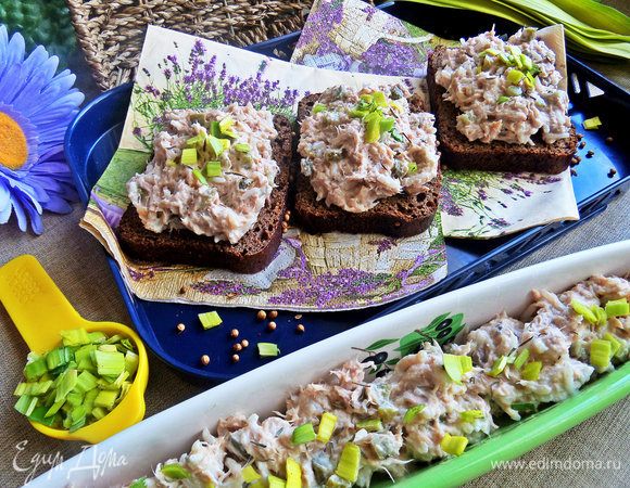 Подавать на завтрак или на закуску.