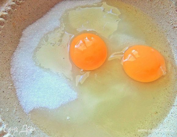 Яйца соединить с мелким сахаром. Тут у меня 100 г сахара.