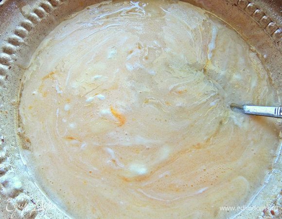 Размешать ложкой или миксером.