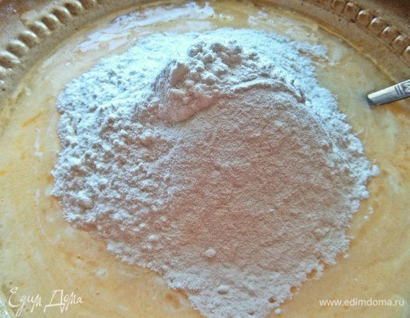 Ввести муку с разрыхлителем.