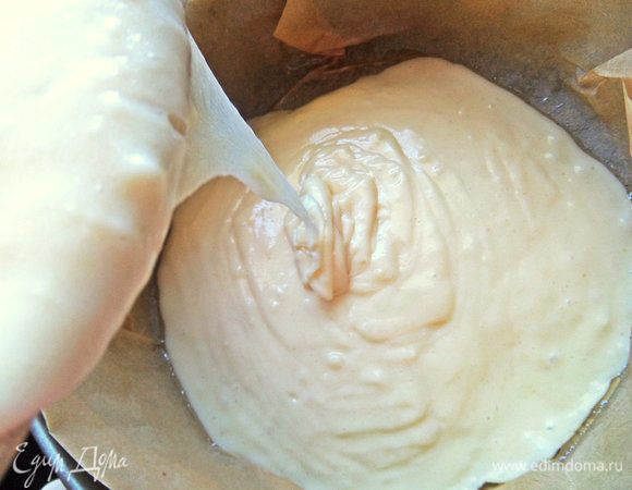 Застелить съемную форму смазанным пергаментом и вылить тесто.